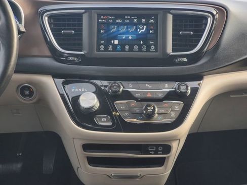 Used 2019 Chrysler Pacifica Touring-L image 26