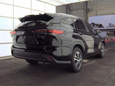 Used 2023 Toyota Highlander FWD image 3
