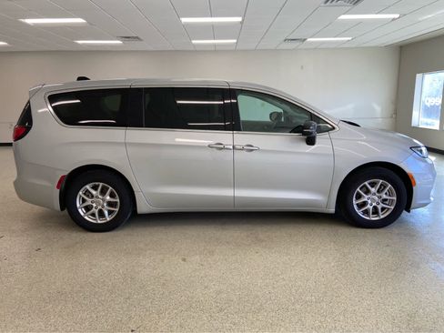 Used 2024 Chrysler Pacifica Touring-L FWD image 6