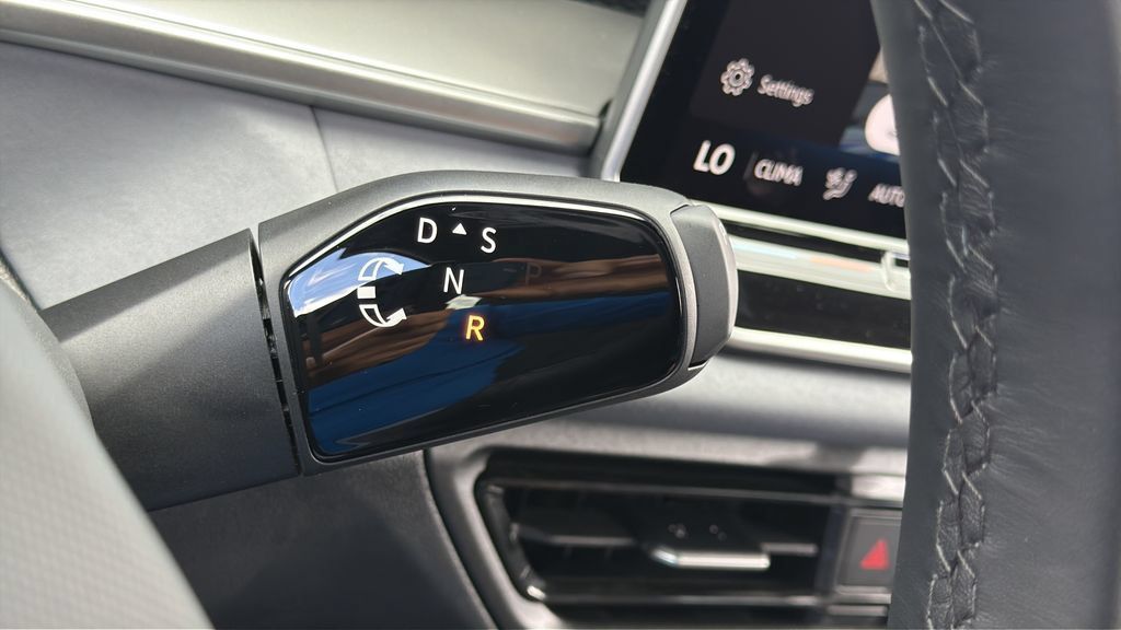 New 2026 Volkswagen Tiguan SE R-Line FWD image 15