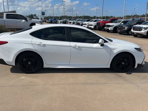Used 2025 Toyota Camry SE FWD image 9