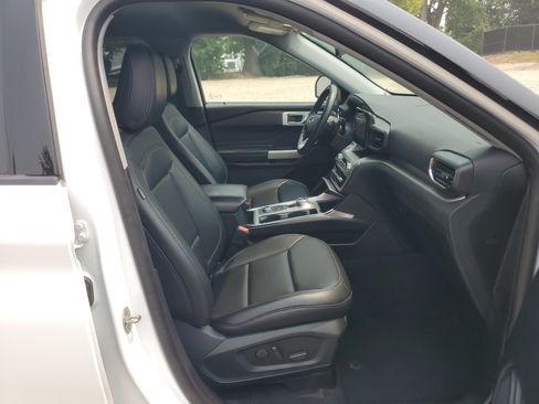 Used 2021 Ford Explorer XLT w/ Equipment Group 202A AWD/4WD image 9
