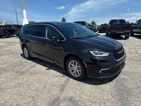 Used 2023 Chrysler Pacifica Touring-L FWD image 4