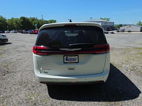 Used 2024 Chrysler Pacifica Touring-L FWD image 4