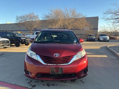 Used 2017 Toyota Sienna LE image 2