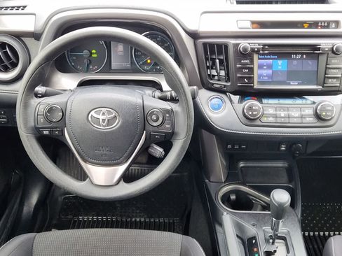 Used 2018 Toyota RAV4 LE AWD/4WD image 25