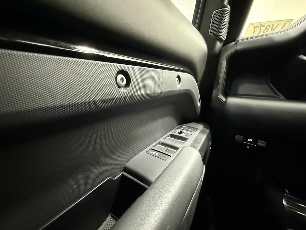 Used 2023 Land Rover Defender 110 V8 AWD/4WD image 25