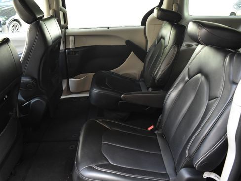 Used 2024 Chrysler Pacifica Touring-L FWD image 37