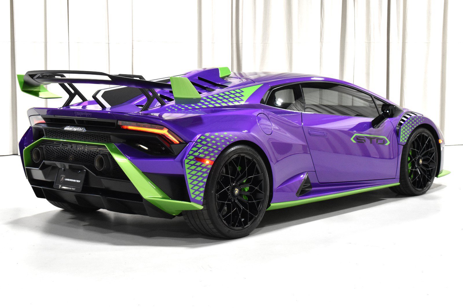 Used 2023 Lamborghini Huracan STO RWD image 5