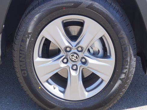 Used 2024 Toyota RAV4 LE AWD/4WD image 5