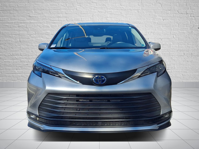 Certified 2025 Toyota Sienna XLE FWD image 2