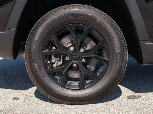 Used 2025 Jeep Grand Cherokee L Altitude image 9