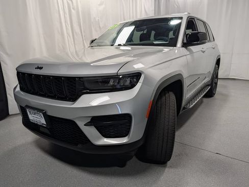 Used 2023 Jeep Grand Cherokee Altitude AWD/4WD image 6