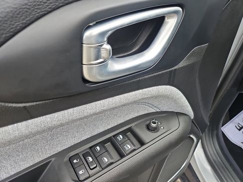 Certified 2025 Jeep Compass Latitude image 18