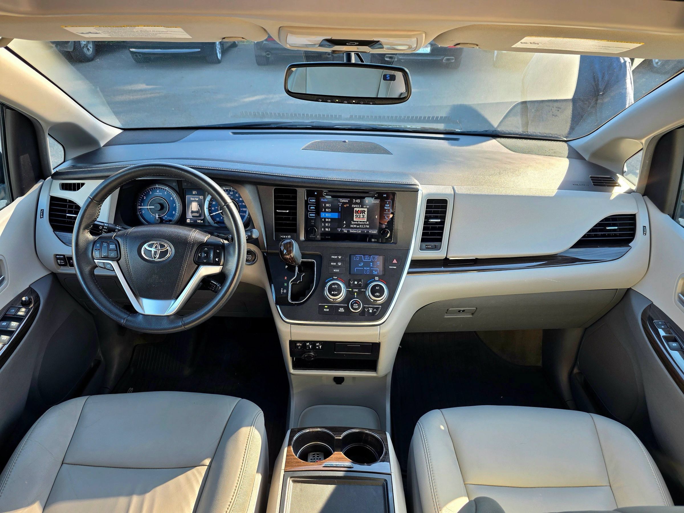 Used 2017 Toyota Sienna XLE w/ XLE Navigation Package FWD image 19