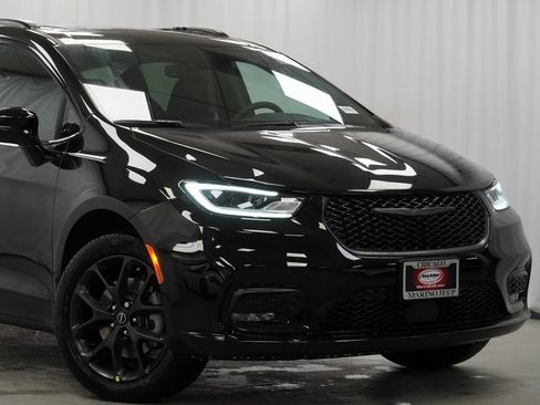 New 2026 Chrysler Pacifica Limited w/ S Appearance Package image 3