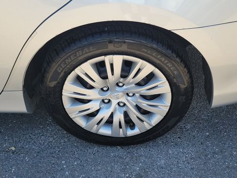 Used 2013 Toyota Camry LE image 5