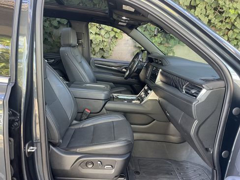 Used 2022 GMC Yukon XL Denali image 10