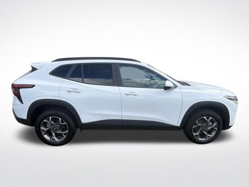 Used 2025 Chevrolet Trax LT w/ Driver Confidence Package FWD image 2
