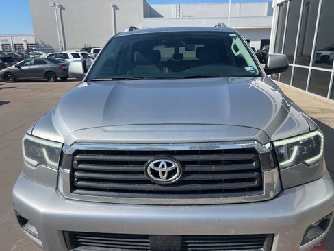 Used 2019 Toyota Sequoia SR5 RWD image 3