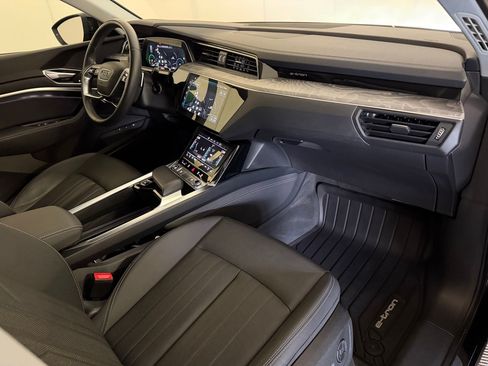 Used 2022 Audi e-tron Premium Plus w/ Premium Plus Package AWD/4WD image 32