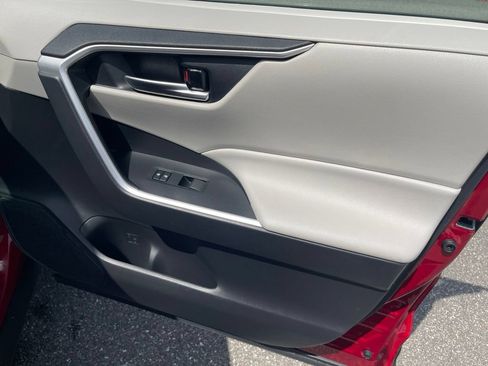 Used 2021 Toyota RAV4 XLE w/ Convenience Package FWD image 38