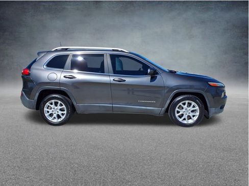 Used 2017 Jeep Cherokee Latitude FWD image 9
