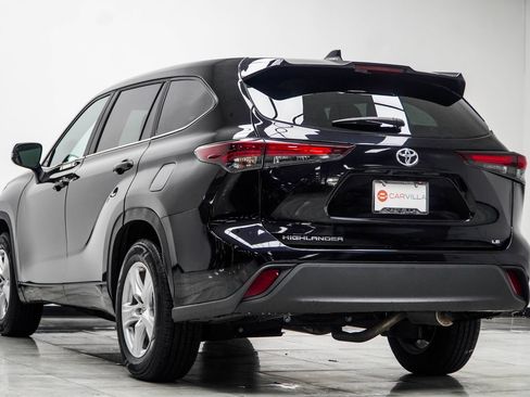 Used 2025 Toyota Highlander LE FWD image 11