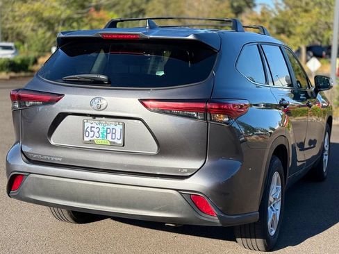 Used 2023 Toyota Highlander LE FWD image 5