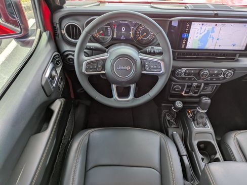 Used 2025 Jeep Wrangler Unlimited Sahara AWD/4WD image 13