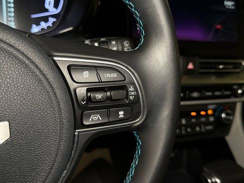 Used 2022 Kia Niro Touring Special Edition FWD image 25