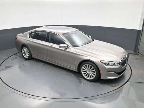 Used 2021 BMW 740i xDrive w/ Premium Package image 27