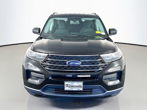 Used 2022 Ford Explorer XLT image 2