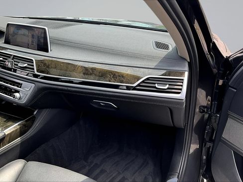 Used 2022 BMW 740i RWD image 23