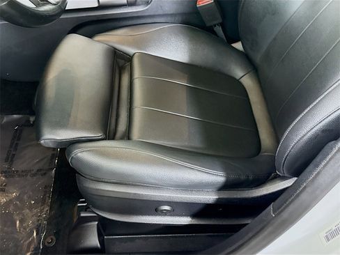 Used 2020 Mercedes-Benz GLB 250 4MATIC w/ Premium Package image 24