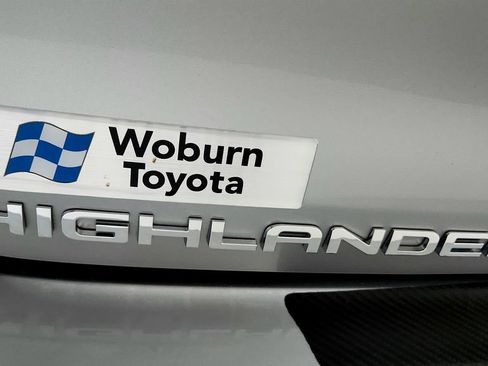Used 2024 Toyota Highlander XLE AWD/4WD image 9