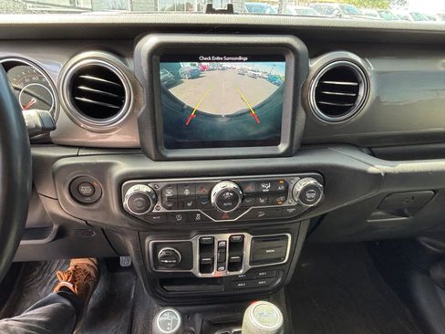 Used 2018 Jeep Wrangler Unlimited Sahara AWD/4WD image 12