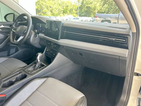 Certified 2025 Volkswagen Jetta SE FWD image 28