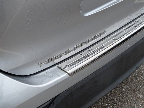 Used 2020 Toyota Highlander XLE image 16