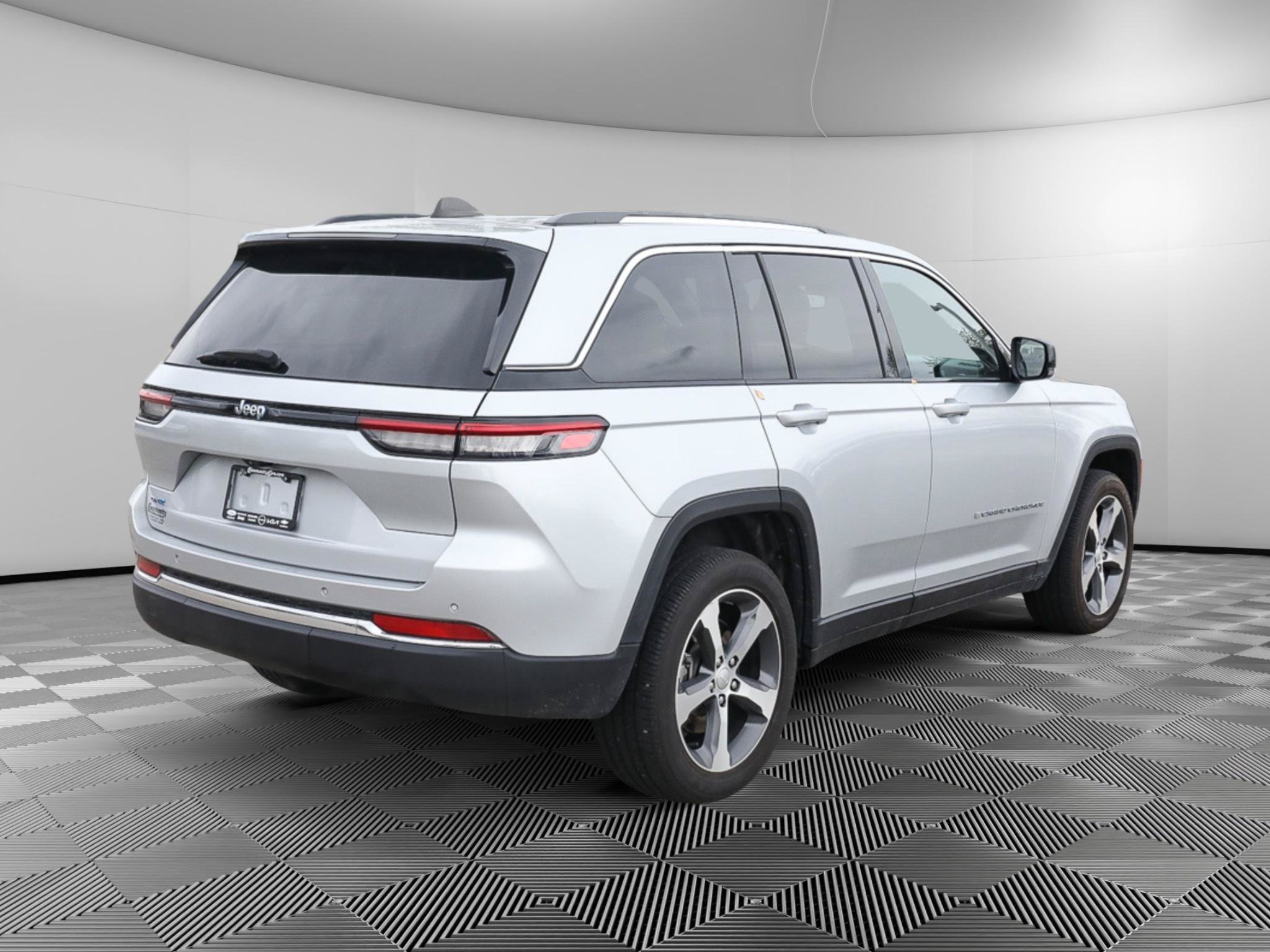 Used 2023 Jeep Grand Cherokee 4WD 4xe image 8
