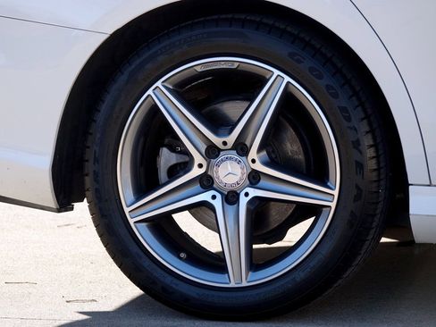 Used 2017 Mercedes-Benz E 300 4MATIC image 29