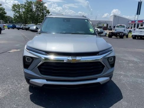 Used 2024 Chevrolet TrailBlazer LT w/ Convenience Package FWD image 3