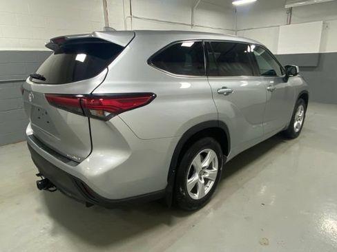 Used 2021 Toyota Highlander LE AWD/4WD image 4