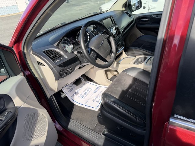 Used 2014 Chrysler Town & Country Touring-L FWD image 9