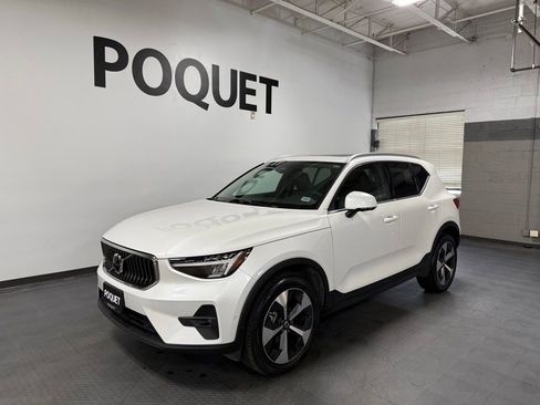 Used 2024 Volvo XC40 B5 Plus AWD/4WD image 2