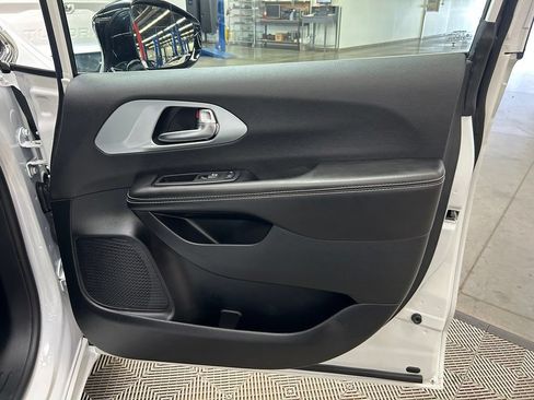 Used 2026 Chrysler Pacifica Limited FWD image 15