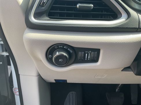 Used 2024 Chrysler Pacifica Touring-L FWD image 26
