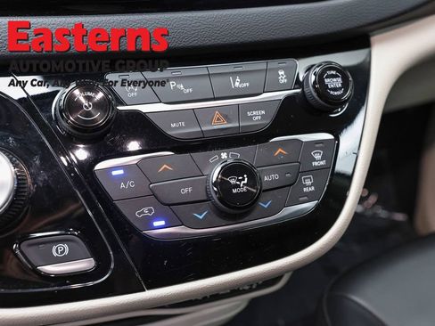 Used 2023 Chrysler Pacifica Touring-L FWD image 20