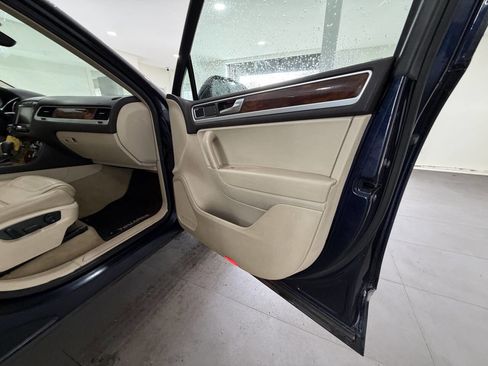Used 2012 Volkswagen Touareg VR6 image 14