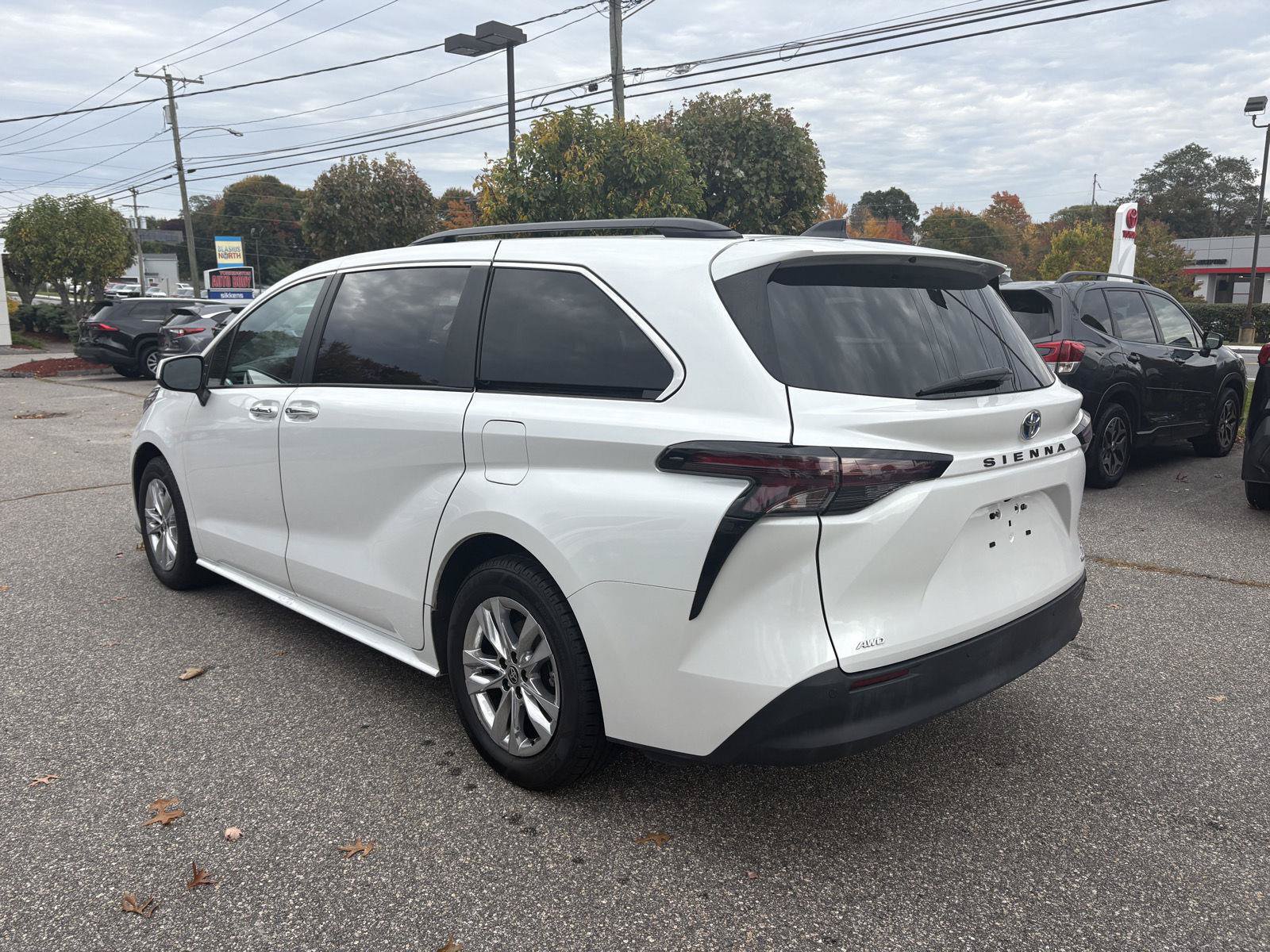 Used 2024 Toyota Sienna XLE w/ XLE Plus Package AWD/4WD image 5